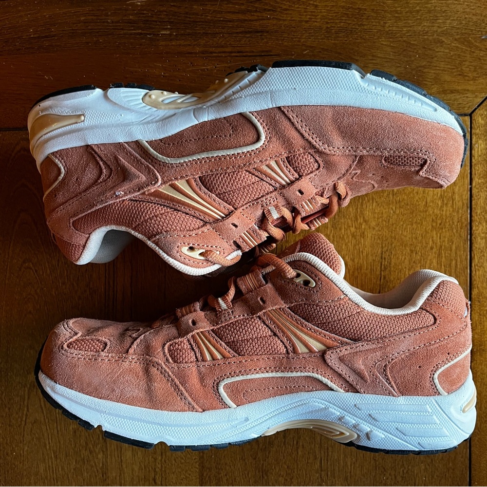 Women’s Vionic Walker Shoe Orange Suede.